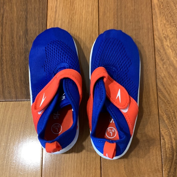 Boys Speedo water shoes size 9/10